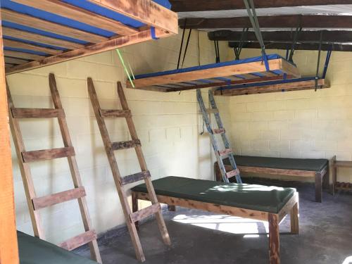 2 escaleras de madera y 1 cama en una habitación en Abrigo Cantareira, en Mairiporã