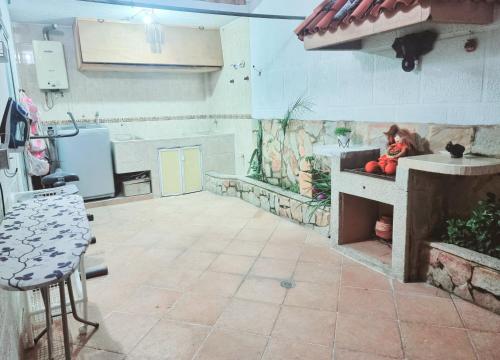 a kitchen with a fish tank in the middle of a room at Hermosa casa en Bucaramanga in Bucaramanga