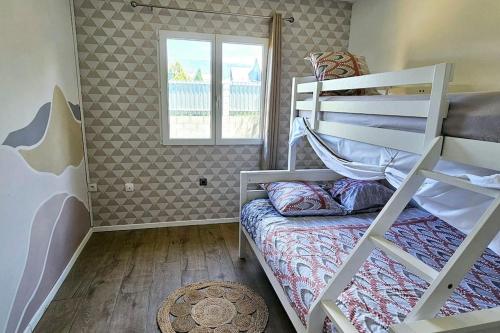 Ένα ή περισσότερα κρεβάτια σε δωμάτιο στο Maison Haut-calme avec jacuzzi