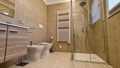 a bathroom with a toilet and a glass shower at Ca' Premuda Locazione Turistica in Codognè