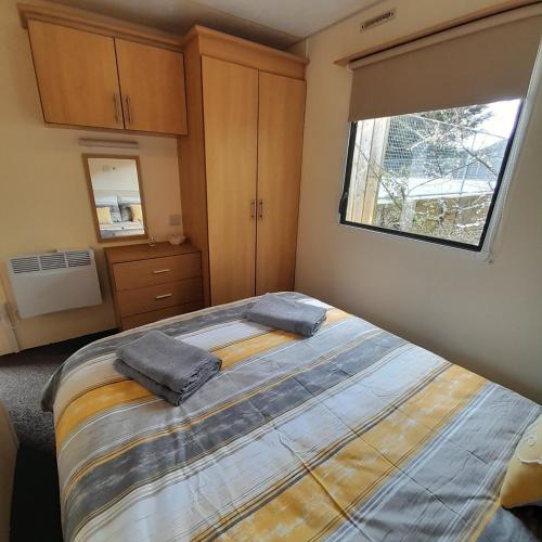 Cama o camas de una habitación en Yarborough View 1 Whitecliff Bay Bembridge Isle of Wight
