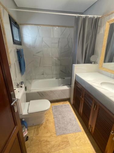 ein Badezimmer mit Toilette, Badewanne und Waschbecken in der Unterkunft Faro Park Villa Bella heated Pool in Playa Blanca