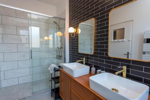 une salle de bain avec un lavabo et un miroir dans l'établissement Luxueux 3ch - Hôtel de ville, à Amiens