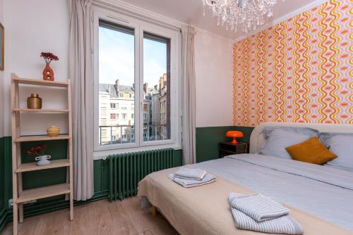 une chambre avec un lit et une fenêtre dans l'établissement Luxueux 3ch - Hôtel de ville, à Amiens