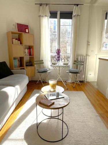 un salon avec un canapé et une table basse dans l'établissement L' appartement Blomet, à Paris