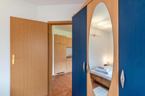 Habitación con puerta azul y dormitorio en Ferienhaus Krakow am See, en Krakow am See