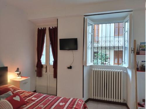 a bedroom with a bed and a window at LATTE E MIELE in Stresa