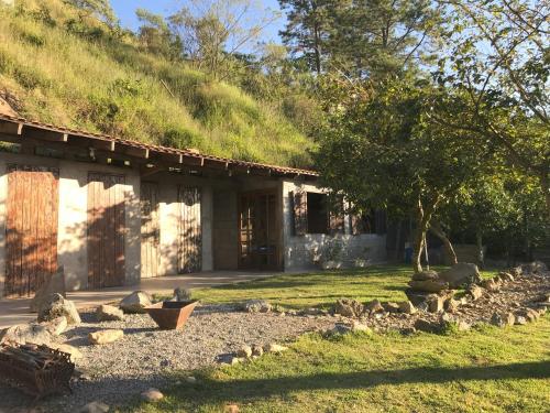 uma casa com um jardim relvado em frente em Abrigo Cantareira em Mairiporã