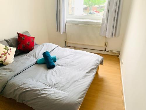 Giường trong phòng chung tại Double Room Near Tower Bridge 403