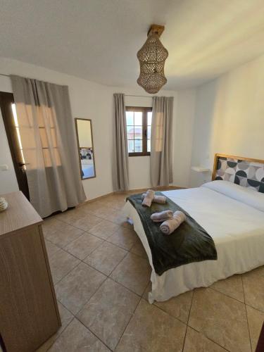 Casa Maday في كوتيو: غرفة نوم عليها سرير وفوط