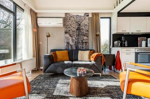 - un salon avec un canapé et une table dans l'établissement Enjoy Heuvelland, à Simpelveld