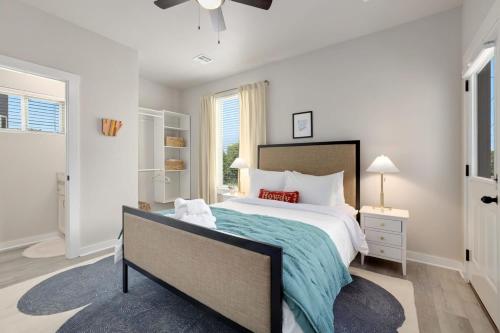 Un dormitorio con una cama grande y una ventana en Disco Den-5 min to UofA-Bikes available, en Fayetteville