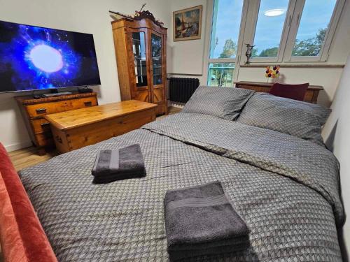um quarto com uma cama grande com duas toalhas em Apartament Retro Bolesławiec em Bolesławiec