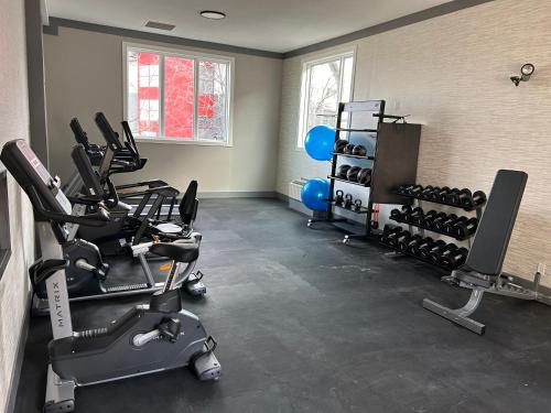 un gimnasio con cintas de correr y equipos de ejercicio en una habitación en Prestige Aberdeen Lodge Kamloops, en Kamloops