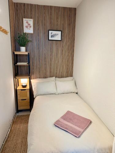 a small bedroom with a bed and a shelf at Apartamento completo junto a la playa in Salou