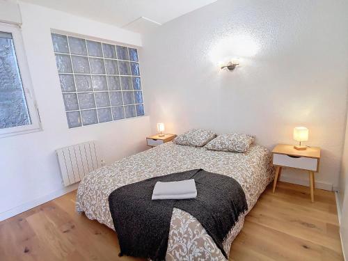 une chambre avec un lit avec deux tables et deux lampes dans l'établissement ღ Les Jumeaux - Charmant cocon au cœur de Toulouse, à Toulouse