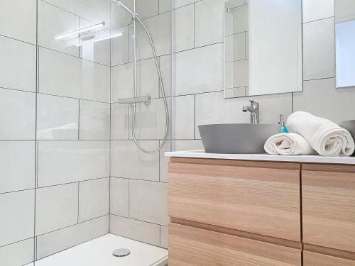 une salle de bain avec douche et lavabo dans l'établissement ღ Les Jumeaux - Charmant cocon au cœur de Toulouse, à Toulouse