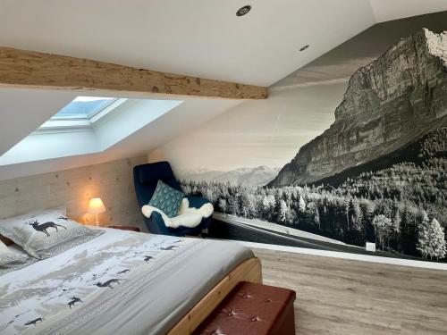 1 dormitorio con un mural de montaña en la pared en Magnifique appartement Savoie Vue montagne* en Saint-Baldoph