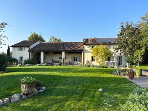 a house with a large yard with a yard at Il Glicine - Natural BnB in Castello di Godego