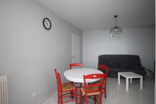 un salon avec une table, des chaises et un canapé dans l'établissement Appartement 4 personnes vue mer avec parking, à Canet