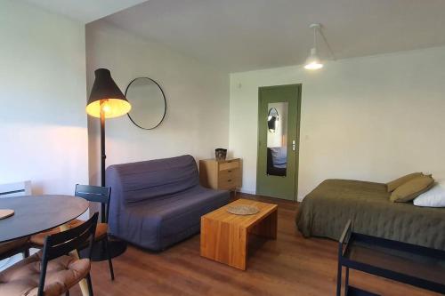 - un salon avec un lit, un canapé et une table dans l'établissement Studio *Centre-ville* Terrasse 20 m² ensoleillée, à La Grande Motte