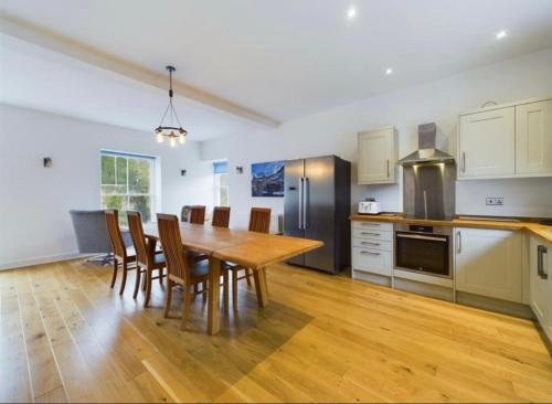 Il comprend une cuisine avec une table et des chaises en bois. dans l'établissement Grade II listed house with river and castle views - Barnard Castle, à Barnard Castle