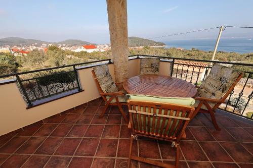 a balcony with a table and chairs and the ocean at Apartman Sipina 3 in Kukljica