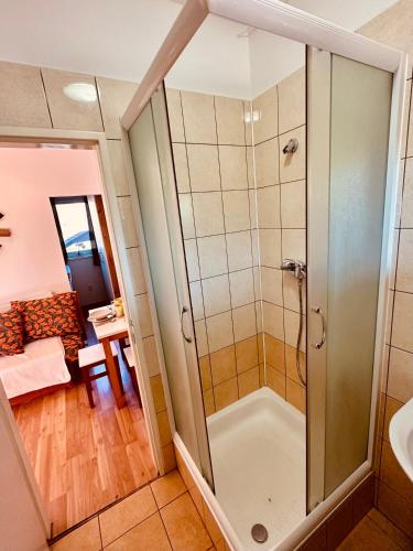 La salle de bains est pourvue d'une douche et d'un lavabo. dans l'établissement Bamboo Rooms, à Štúrovo