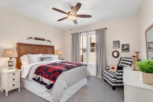 - une chambre avec un lit et un ventilateur de plafond dans l'établissement Harribo Townhome - Walk Everywhere - Downtown Fay, à Fayetteville