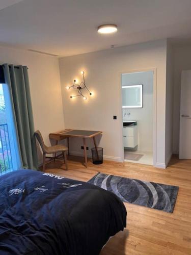 - une chambre avec une table et une salle à manger dans l'établissement Maison Villa, à Vitry-sur-Seine