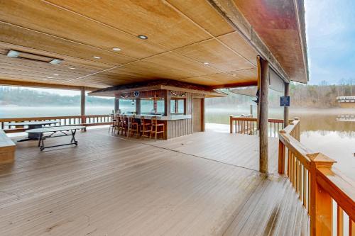 eine Holzterrasse mit einer Bar auf dem Wasser in der Unterkunft LaWi Lakehouse in Wirtz