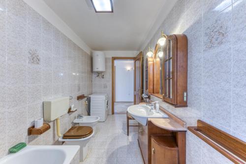 a bathroom with two sinks and two toilets at Casa Puzzedde in Castrignano del Capo