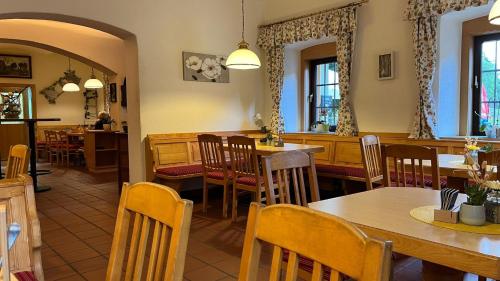 een eetkamer met tafels en stoelen in een restaurant bij Gasthof Kirchenwirt in Gnesau