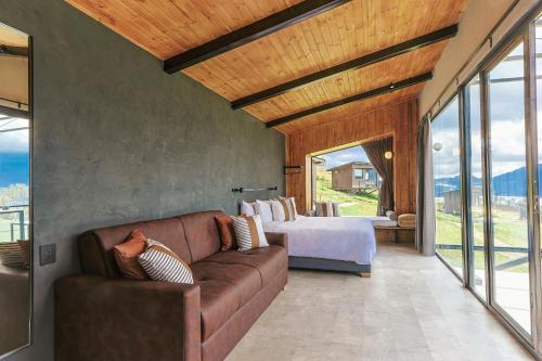 a living room with a couch and a bed at Fuga Neusa in Tausa Viejo