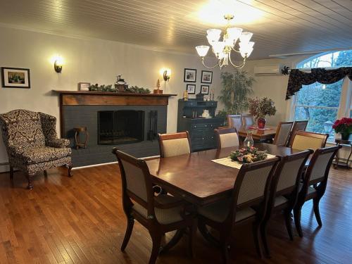 uma sala de jantar com uma mesa e uma lareira em 37 Oak Ridge House em Wellsboro