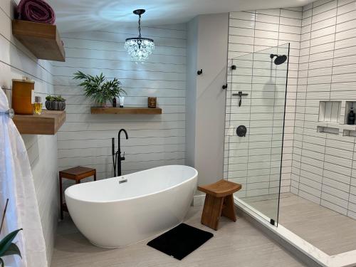 een badkamer met een bad en een glazen douche bij 37 Oak Ridge House in Wellsboro