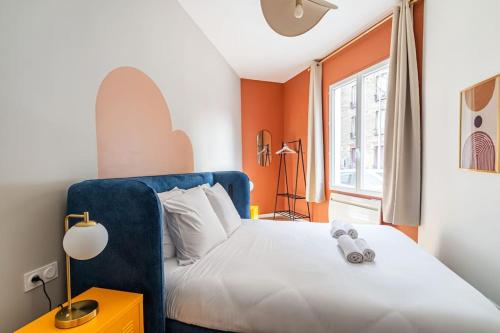 Un dormitorio con una cama con un osito de peluche. en Havre de Paix près de la Capitale, en Bagnolet