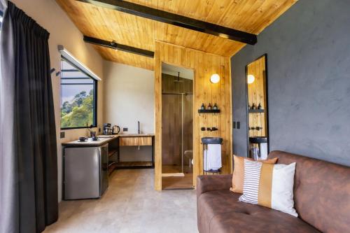 a living room with a couch and a sink at Fuga Neusa in Tausa Viejo