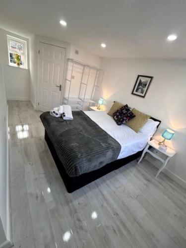 a bedroom with a large bed in a room at Lichfield City Cathedral Walk 3 Bedroom Coachhouse in Lichfield