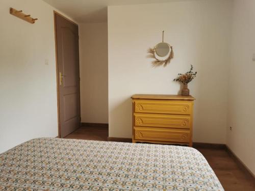Moutery d'en bas في Puydaniel: غرفة نوم مع سرير وخزانة مع مرآة
