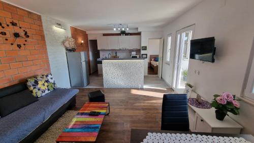 sala de estar con sofá y cocina en Villa Astra, en Dubrovnik