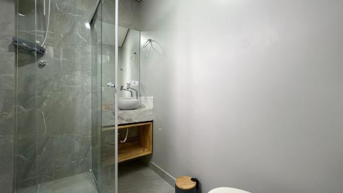 a bathroom with a shower and a sink at 21- Studio com decoração linda in Curitiba