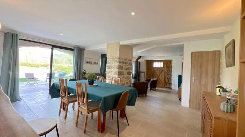 une salle à manger et un salon avec une table et des chaises dans l'établissement Mas de la Grande Bastide, piscine, vue panoramique, à Tourrettes