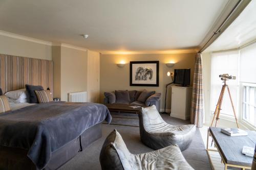 una camera d'albergo con letto e divano di The Pier Hotel a Harwich