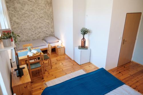 a small room with a bed and a table and a desk at U staré cesty in Horní Slavkov