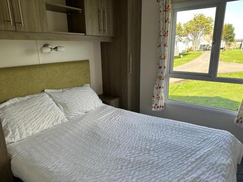 1 dormitorio con cama blanca y ventana en D34 en Steeple