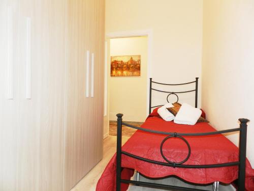 羅馬的住宿－Anthony's Home，一间卧室配有一张带红色毯子的床