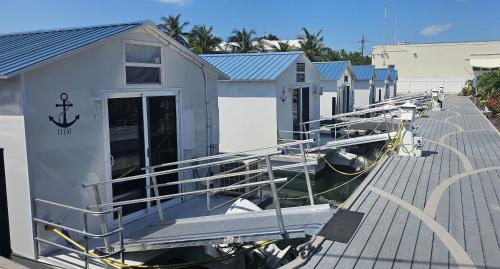 een groep boten geparkeerd naast een dok bij Yacht Haven in Marathon