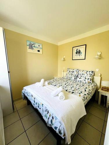 une chambre avec un grand lit dans une pièce dans l'établissement Embruns - Appartement au calme, à Talmont-Saint-Hilaire