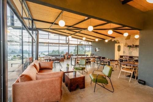 a living room with a couch and chairs and tables at Fuga Neusa in Tausa Viejo